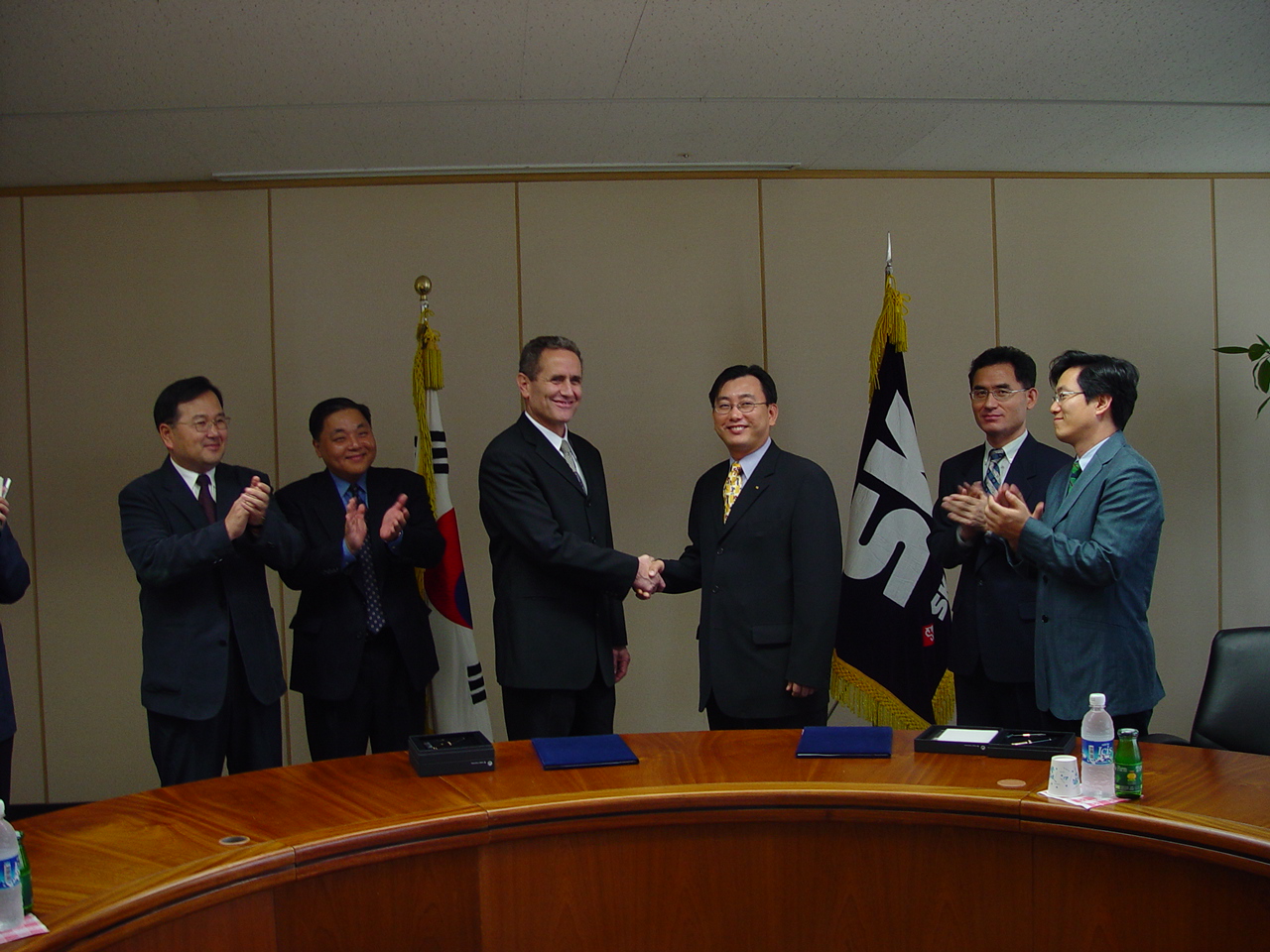 Ju Sik Lee (on right), vice-president of SK Telecom`s Network Research Center, and Haim Harel (on left), president of Magnolia, are shown shaking hands right after signing an MOU for strategic affiliation.